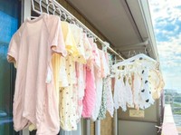 青空を背景にカラフルで小さな服が干されている／nagahinaさん（@nagahina）提供