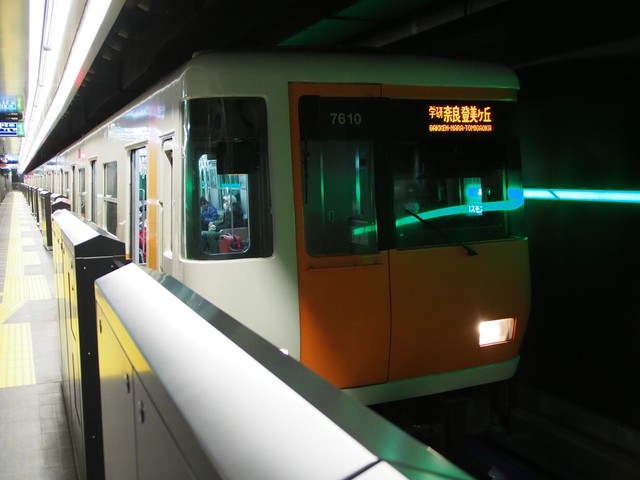 夢洲駅には近鉄けいはんな線の電車も乗り入れる