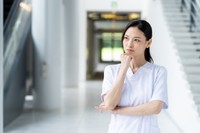 「給与が仕事の負担に見合っていない」と感じている層が7割近く　※画像はイメージです（pain au chocolat/stock.adobe.com）
