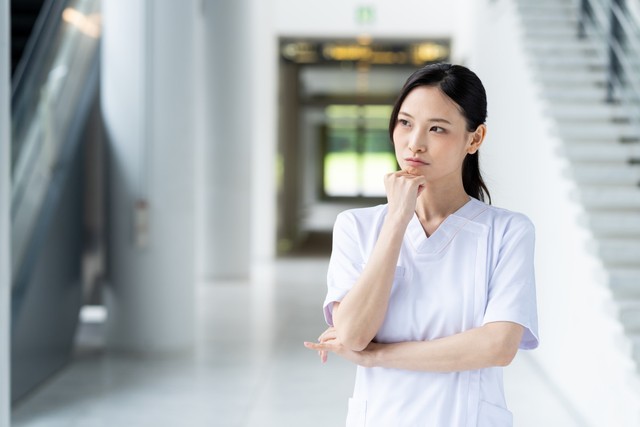 「給与が仕事の負担に見合っていない」と感じている層が7割近く　※画像はイメージです（pain au chocolat/stock.adobe.com）