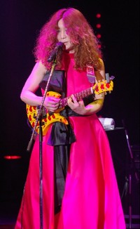 ドレス姿で昭和名曲のカバーや自身のオリジナル曲を歌うタブレット純＝東京・恵比寿のザ・ガーデンホール（photo:御堂義乘）