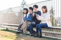 4人の若者※画像はイメージです（健二 中村/stock.adobe.com）