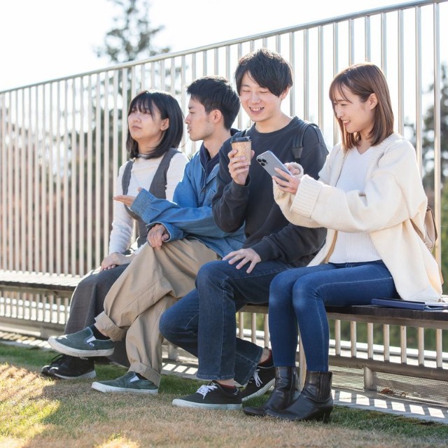 4人の若者※画像はイメージです（健二 中村/stock.adobe.com）
