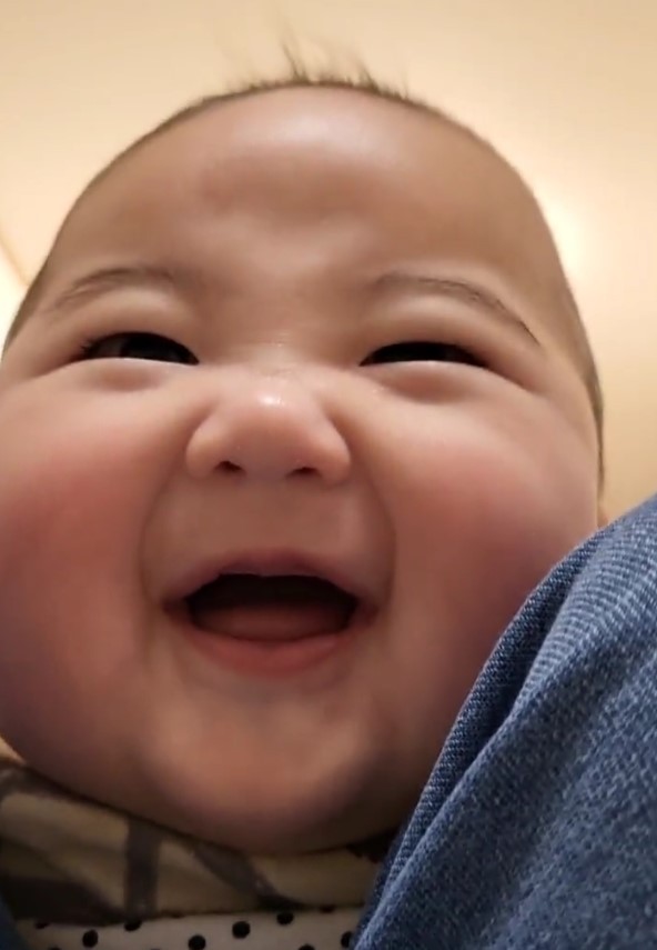 ただただ癒される」ママから目線の赤ちゃんのドアップ笑顔 「天使過ぎ