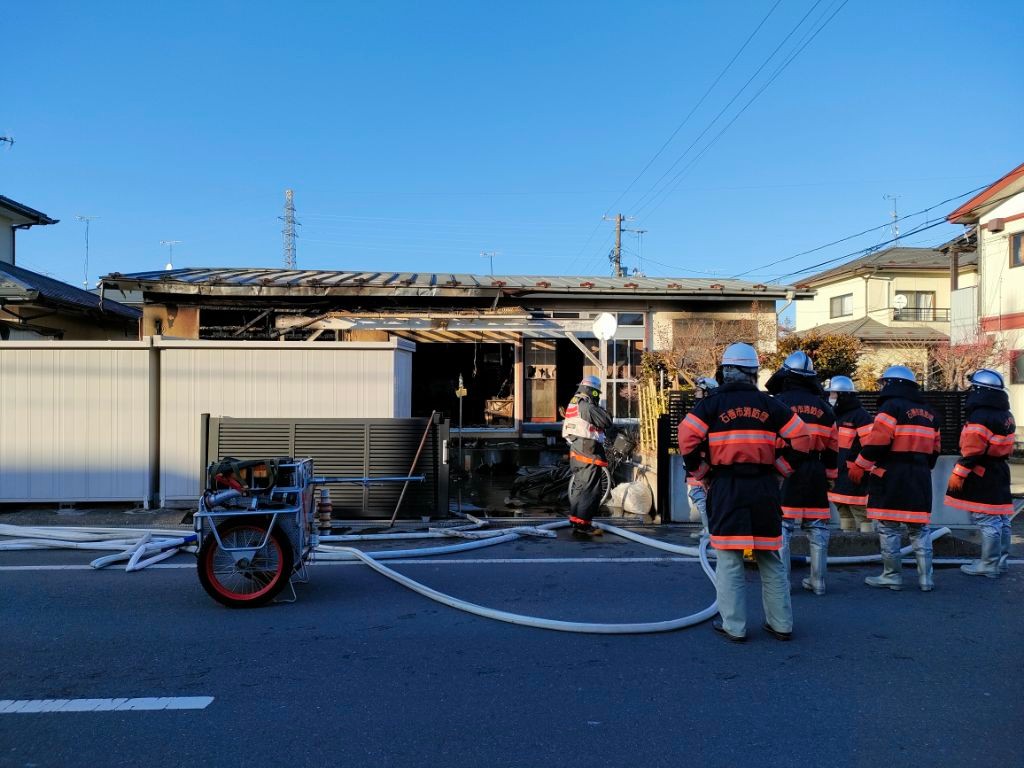 石巻市の住宅で火事　木造平屋1棟全焼　焼け跡から１人の遺体