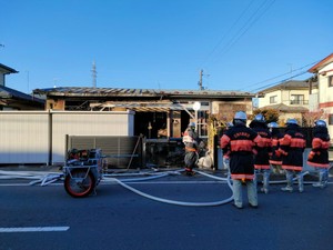 石巻市の住宅で火事　木造平屋1棟全焼　焼け跡から１人の遺体