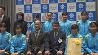 岡山市役所を訪れた京山中学校・女子陸上部の選手ら
