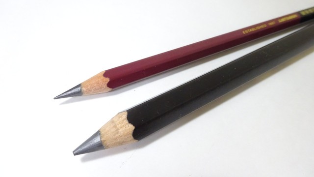 手前のものが今回の制作に使用した太めの鉛筆※シロイさん提供