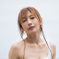 「週刊SPA!」（扶桑社）2025年6月17日発売号に登場した熊田曜子＝撮影：門嶋淳矢、ヘアメイク：カヤハラリサ、スタイリング：富田育子