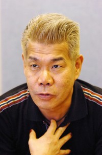 40代の頃、神戸市内で取材を受けるワハハ本舗の梅垣義明（2005年撮影）