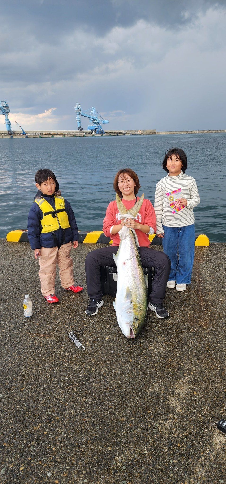 嫁が釣った初青物は全長138センチの超弩級ヒラマサ「6歳次男とほぼ同