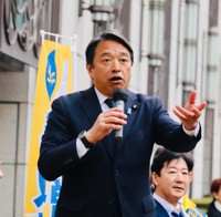 大阪市内で演説する国民民主党の榛葉賀津也幹事長