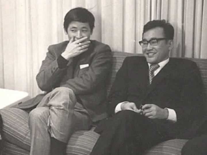 1970年代の柄谷さん（左）。タバコが手放せなかった。右隣は作家の坂上弘さん＝本人提供