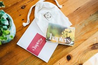 過去にはオリジナルのブックポーチを本に添えて届けたことも