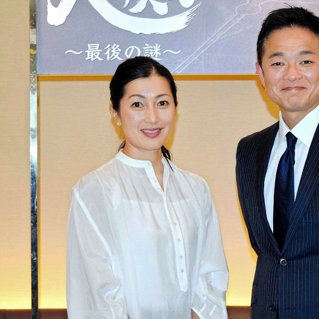 会見に出席した（左から）鶴田真由、恵俊彰＝2018年