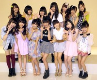 「すイエんサーガールズ」の（前列左より）江野沢愛美、志田友美、谷内里早、前田希美、関根莉子、福原遥、荻野可鈴（後列左より）五十嵐ありさ、関紫優、荒川ちか、井之上史織、山田朱莉、田尻あやめ、岩田宙=2013年