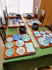 料理をする時は、先に器を選んで並べてみるそう／「寺嫁日和時々美容師」さん（@nobue_pic）提供