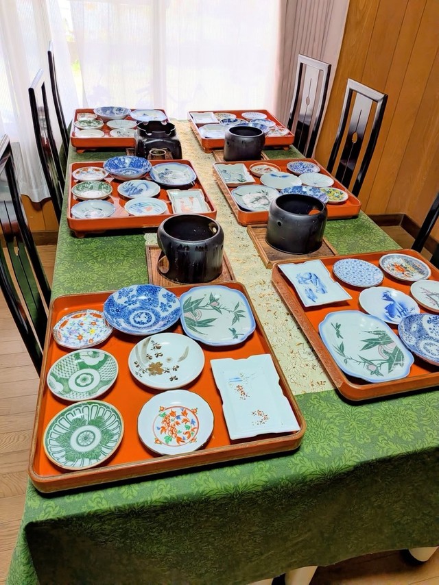 料理をする時は、先に器を選んで並べてみるそう／「寺嫁日和時々美容師」さん（@nobue_pic）提供