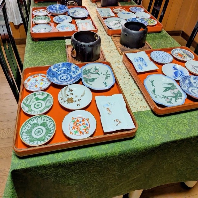 料理をする時は、先に器を選んで並べてみるそう／「寺嫁日和時々美容師」さん（@nobue_pic）提供