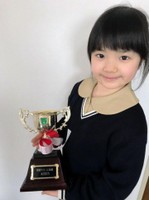 笑顔でトロフィーを受け取った仲邑菫さん＝2015年11月