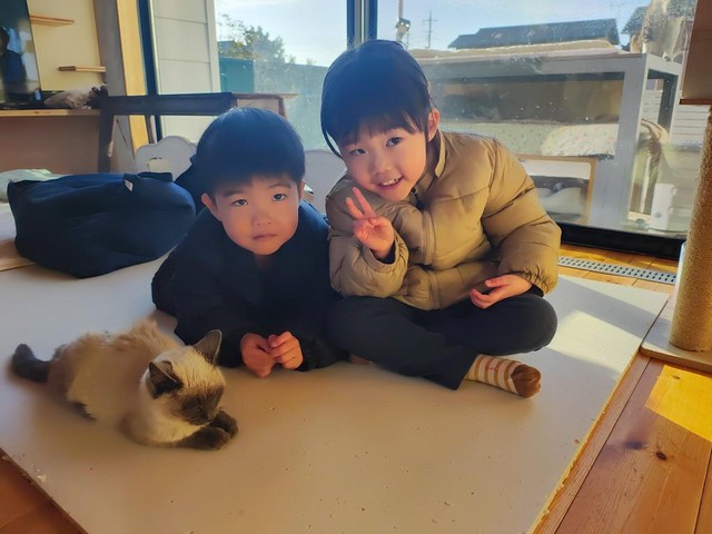 お子さんたちと戯れる禰豆子ちゃん（「にゃんこ先生family」さん提供）