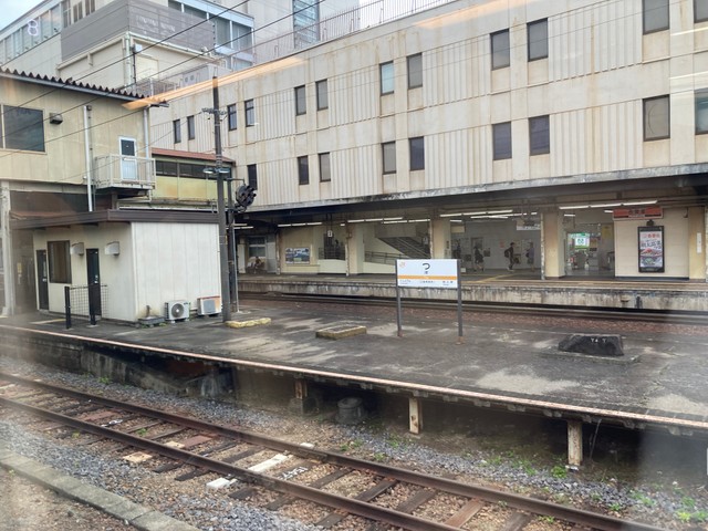 「？」にしか見えない駅名標