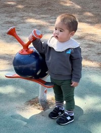 遊具に触れているものの、立ち尽くす男の子…（提供：@boku_tokidoki_itokoさん）
