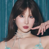ランジェリーブランド「RAVIJOUR」とのコラボランジェリーを着用する谷口めぐ