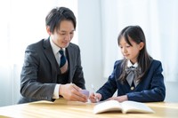 勉強を教えてくれる家庭教師※画像はイメージです（ponta1414/stock.adobe.com/）