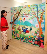 １０周年を記念して制作されたスタジオ内の壁面アート