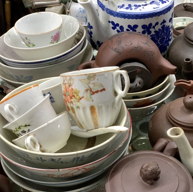 実家で見つけた骨董品が高価なものだった！　※画像はイメージです（youyu/photoAC）