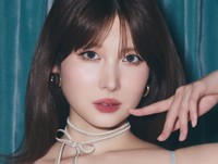 ランジェリーブランド「RAVIJOUR 」とのコラボアイテムを身につけた谷口めぐさん
