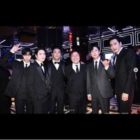 俳優仲間らと記念撮影するパク・ビョンウン（右から2番目）（出典：パク・ビョンウンの公式インスタグラム＠byung_eun_parkより）