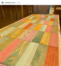 「ベンチをよく見てみると…色とりどりのかまぼこ板でデザインされています」（「鈴廣かまぼこ博物館」公式インスタグラムから）