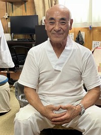 心照寺の住職、小嶺さん。ホラ貝の音はものすごく大きかった