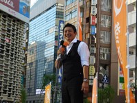 演説する参政党・神谷宗幣代表＝新橋SL広場