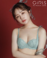 「なちゅこれサイドサテンストレッチレースブラセットＡ」を着用するなえなの