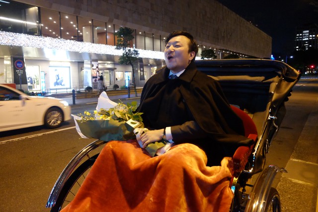 「文学賞はお祭り」と人力車で直木賞決定の記者会見場に向かう今村さん（１月、東京都千代田区）