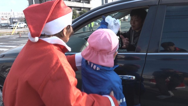 交通安全グッズを手渡す園児　高松市