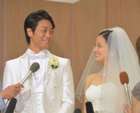 見つめ合う永井大（左）と中越典子＝2015年