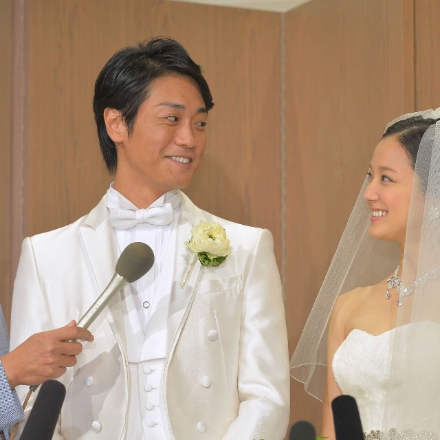 見つめ合う永井大（左）と中越典子＝2015年