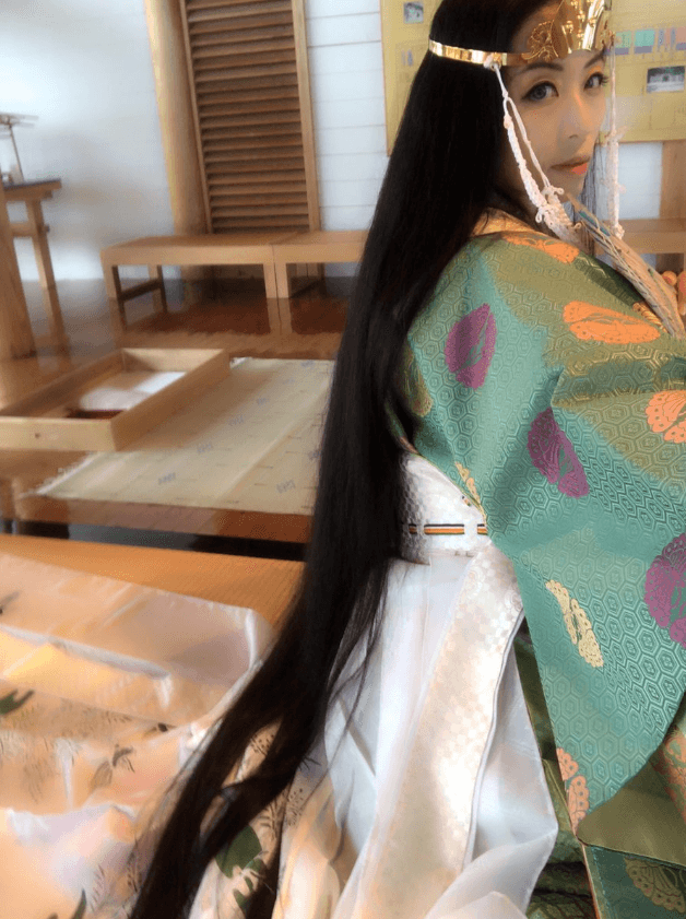着物の裾まで流れる髪　画像提供：きさらさん