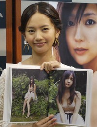 2010年、写真集のPR会見に出席した中村ゆりさん