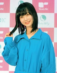 セミロングの黒髪ウイッグで笑みを浮かべる三戸なつめ＝2020年