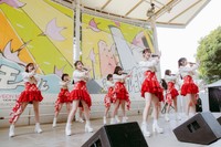 リリースイベントを行ったJuice=Juiceの11人＝千葉・イオンモール幕張新都心「グランドスクエア」