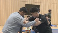 レスリング世界選手権メダリストの日下尚選手と吉田泰造選手が子どもたちと合同練習　高松市