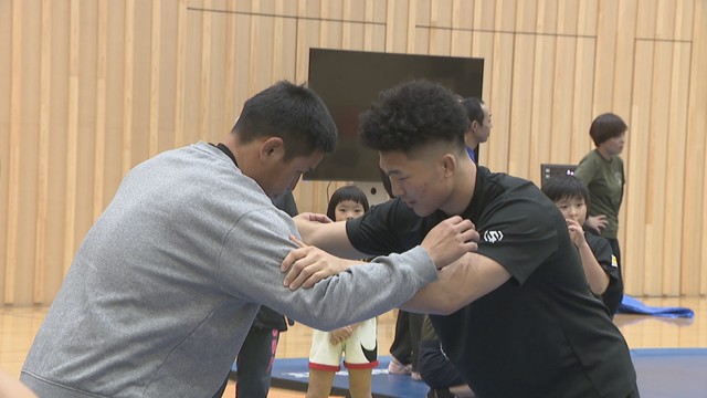 レスリング世界選手権メダリストの日下尚選手と吉田泰造選手が子どもたちと合同練習　高松市