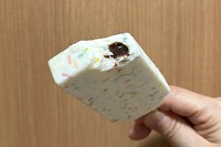 ホイップクリーム風アイスに、チョコソースとカラースプレーを混ぜ込んだトッピンぎゅ〜。子ども心を持ち続けている大人にハマる味（画像提供：ナコさん）