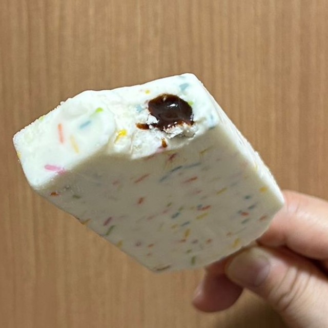 ホイップクリーム風アイスに、チョコソースとカラースプレーを混ぜ込んだトッピンぎゅ〜。子ども心を持ち続けている大人にハマる味（画像提供：ナコさん）