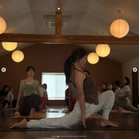 韓国の保護犬センター・コンギルオンニの公式インスタグラム@gonggil2より ヨガ講師として美しいポーズを披露した少女時代・ユリ ※一部加工しています